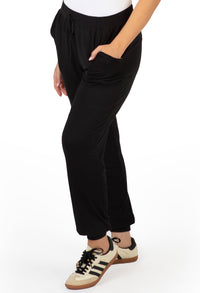 the most comfortable woman travel pants. Sustainable black bamboo pants with a breathable and stretchy fit